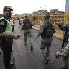 Militares y policías controlan un paradero de transporte público este martes 5 de abril 
en las calles de Lima