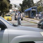 Irrespeto. En la avenida 6 de Diciembre un ciclista circulaba por la vía en medio de los autos.