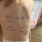 Oleksandra Makoviy escribió sus datos en la espalda de su pequeña hija Vira