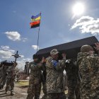 Soldados ucranianos cargan a hombros los ataúdes con los restos de sus compañeros