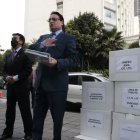 Pedido. El asambleísta Fernando Villavicencio acudió a la Fiscalía a presentar el informe sobre Petrochina.