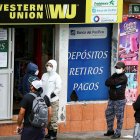 Ciudadanos hacen fila en una agencia Wester Union en Quito (Ecuador), en una fotogradía de archivo.