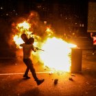 Un manifestante fue registrado este martes al tratar de apagar un incendio, durante una manifestación, a las afueras de la sede de la Corte Suprema, en Lima (Perú).