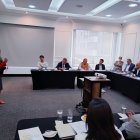 Acuerdos. Ruth Hidalgo dirigió la reunión a la que acudieron algunos aspirantes a alcaldes de la capital.