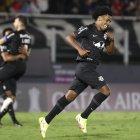 José Hurtado (d), lateral ecuatoriano de Bragantino, corre para festejar su tanto ante Nacional.