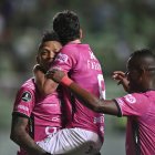 Billy Arce (i) de Independiente del Valle celebra hoy con sus compañeros tras anotar contra el América Mineiro, durante un partido por el Grupo D de la Copa Libertadores en el estadio Raimundo Sampaio de Belo Horizonte (Brasil).