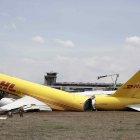 Fotografía de un avión de la empresa de mensajería DHL que se ha partido en dos tras haberse salido de pista por un problema hidráulico, hoy, en el aeropuerto Juan Santamaría, en San José (Costa Rica).
