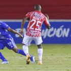 Nixon Geovanny Folleco (d) de Independiente disputa el balón con Ángel Gracia de Emelec en el estadio Olímpico Sucre.