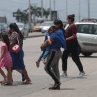 Cientos de personas se enfrentan a un riesgo inminente al cruzar la Juan Tanca Marengo, una vía rápida y peligrosa.
