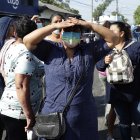 Familiares de los presos buscan información en la cárcel. EFE