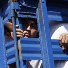 Fotografía de archivo de supuestos pandilleros detenidos durante el Estado de Excepción son trasladados a una cárcel en San Salvador