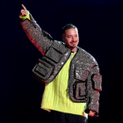 J Balvin tiene 36 años.