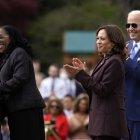 El presidente de EE.UU., Joe Biden (i), y la vicepresidenta estadounidense, Kamala Harris (2-i), saludan a la jueza Ketanji Brown Jackson durante una ceremonia tras su histórica confirmación en el Senado para ser jueza del Tribunal Supremo en la Casa Blanca en Washington, este 8 de abril de 2022.