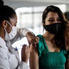Una joven es vacunada contra la covid-19 en Río de Janeiro (Brasil), en una fotografía de archivo.