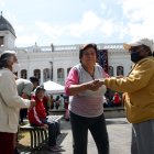 Personas de la tercera edad en una feria de emprendimientos en la hacienda San José, en el centro de Experiencia del Adulto Mayor Los Chillos.