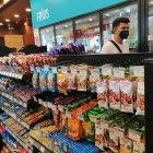 En las perchas de los auto servicios se ven más opciones de snacks saludables.