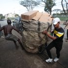 Tiempos. Para los recicladores no hay horarios ni horas extras, solo mucho material por recolectar.