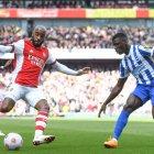 Moisés Caicedo (d) en su estreno en la Premier League con el Brighton. Fue clave en el medio campo y en generar juego ofensivo