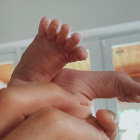 Una fotografía de los pies de la bebé abre el conjunto de imágenes del parto