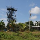 Una plataforma y una villa para los guardias se planta en terrenos destinados al aeropuerto. El resto es solo vegetación.