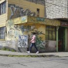 Solanda. No solo las fachadas de las casas son pintarrajeadas. Un mural en San Roque también fue dañado. Los dueños gastan más de $ 400 por rehabilitar los frentes.