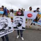 Adeptos. Un grupo numeroso de correístas espera la salida de Glas afuera de la cárcel de Latacunga.