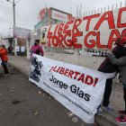Simpatizantes del exvicepresidente Jorge Glas lo esperan en el exterior de la cárcel de Latacunga.
