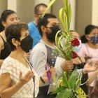 Los feligreses participan de los actos religiosos de Domingo de Ramos.