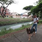 Los vecinos de este barrio del norte se han cansado de pedir al Cabildo intervenir este canal de aguas lluvias, que permanece con moho y huele mal; y en las noches, ante la falta de iluminación, el área -que podría servir de punto de encuentro comunitario-, no es más que un punto vulnerable a los robos.