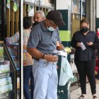 Ciudadanos procuran comprar sus recetas médicas a menor precio en distribuidoras de fármacos.