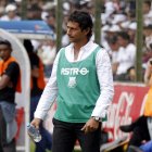 Marcelo Fleitas, quien fue capitán y dirigió a Emelec, ve a Ismael Rescalvo tenso en el banquillo azul.