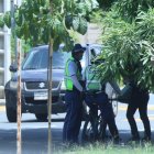 Sombra. Tres agentes conversan en el carril de servicio, donde se observa más control vehicular.