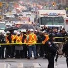 Los paramédicos asisten a los heridos para llevarlos a casas de salud /Justin Lane