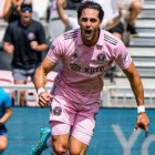 El delantero ecuatoriano Leonardo Campana celebra uno de los tres goles que le sirvieron para obtener el galardón.