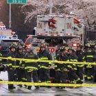 Funcionarios del Departamento de Policía y Bomberos de la ciudad de Nueva York en la escena de un tiroteo múltiple reportado en una estación del Metro, este 12 de abril de 2022.