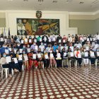 Los maestros muestran el documento que recibieron por parte del Ministerio de Educación.