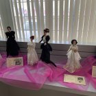 Las muñecas representan a un grupo de mujeres destacadas de los siglos XIX y XX.