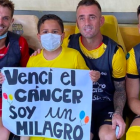 Luis Daniel Samaniego, pequeño hincha de Barcelona, junto a Damián Díaz, Javier Burrai (i) y Paco Rodríguez (d)