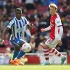 Moisés Caicedo (i), mediocampista tricolor del Brighton, brilló en su debut de la Premier, donde además de dar una asistencia marcó con eficacia a Martin Ødegaard, del  Arsenal.