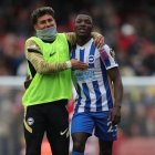 Moisés Caicedo recibe la felicitación de su compatriota Jeremy Sarmiento, quien es su compañero en el Brigthon