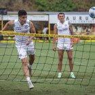 Luca Sosa (i), defensa de Barcelona, será titular ante Lanús en Argentina. Carlos Garcés esperará por su oportunidad.