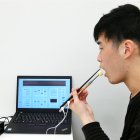 La Universidad nipona Meiji y la firma Kirin Holdings han desarrollado unos palillos capaces de aumentar el sabor salado de la comida a través de estímulos eléctricos, un invento que según sus creadores podría ser de utilidad para promover dietas más saludables.