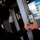 Un hombre escanea un código QR en una imagen de archivo.