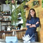 Es la propietaria del restaurante Pez Vela