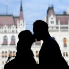 La acción de besar produce una liberación de hormonas, tales como la oxitocina.