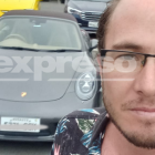 El juez Diego Moscoso aparece en una selfie, delante de un carro. Él dice ser un aficionado de los vehículos antiguos y de alta gama, pero, asegura, que no es dueño de algún carro de ese tipo.