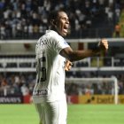 Bryan Angulo anotó el gol de la victoria para el Santos de Brasil sobre Universidad Católica de Quito.