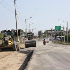 Escena. Así está la vía, sin baches pero con tierra y desniveles laterales que aumentan el riesgo a accidentes.