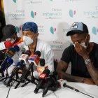 Fotografía cedida hoy por la Alcaldía de Cali que muestra al médico Laureano Quintero (c), director médico de la clínica Imbanaco de Cali, mientras anuncia a los medios de comunicación la muerte del exfutbolista colombiano Fredy Rincón en compañía de sus hijos