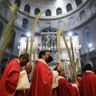 Sacerdotes católicos celebran en Domingo de Ramos en la Iglesia de Jerusalén, Israel este domingo.